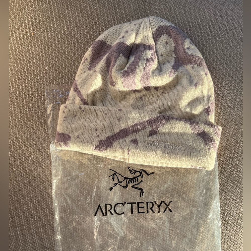 Arc’teryx Touque (artic silk/warm stone) SOLD OUT ONLINE